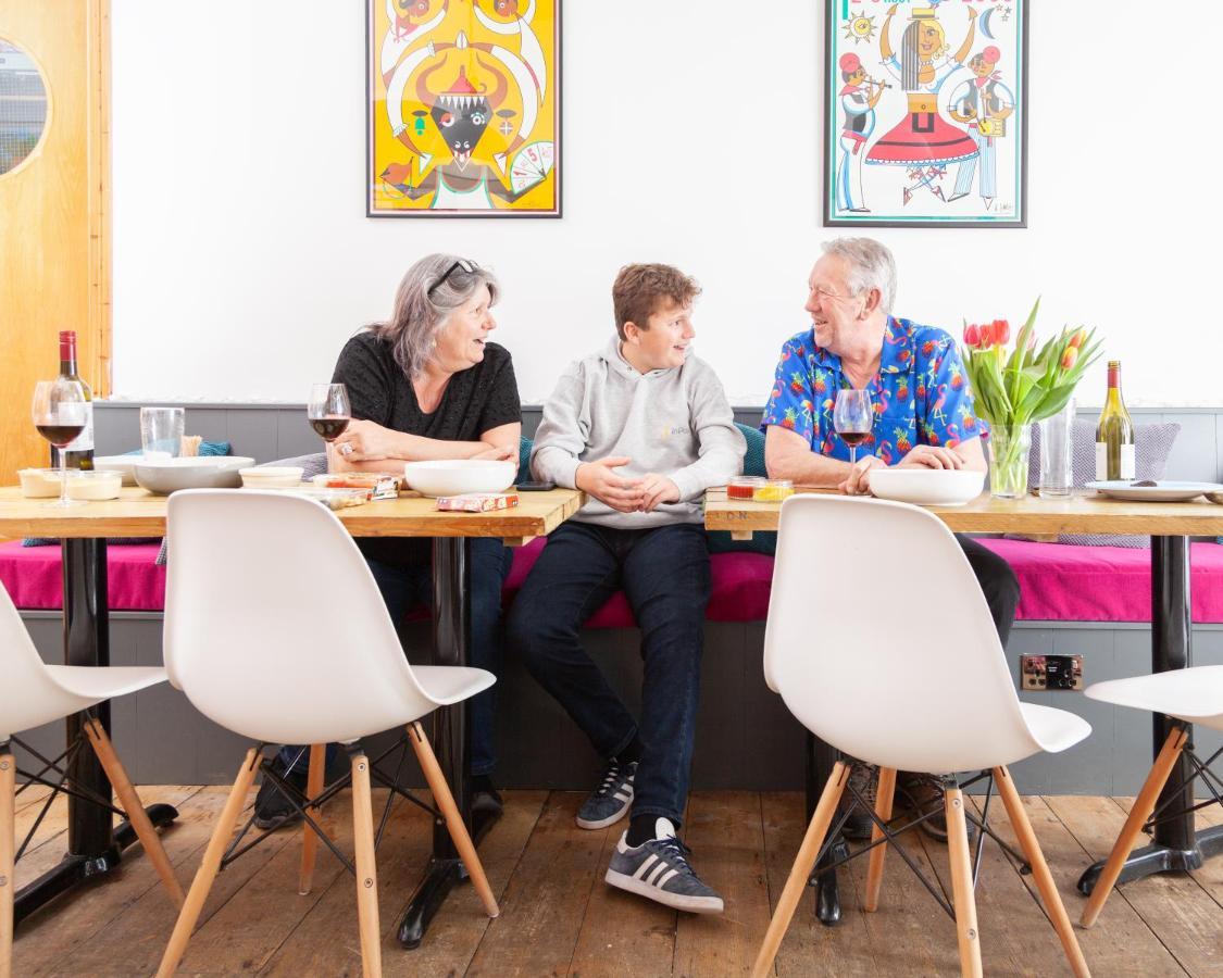 Ocean Backpackers Self-Catering Hostel 일프러컴 외부 사진