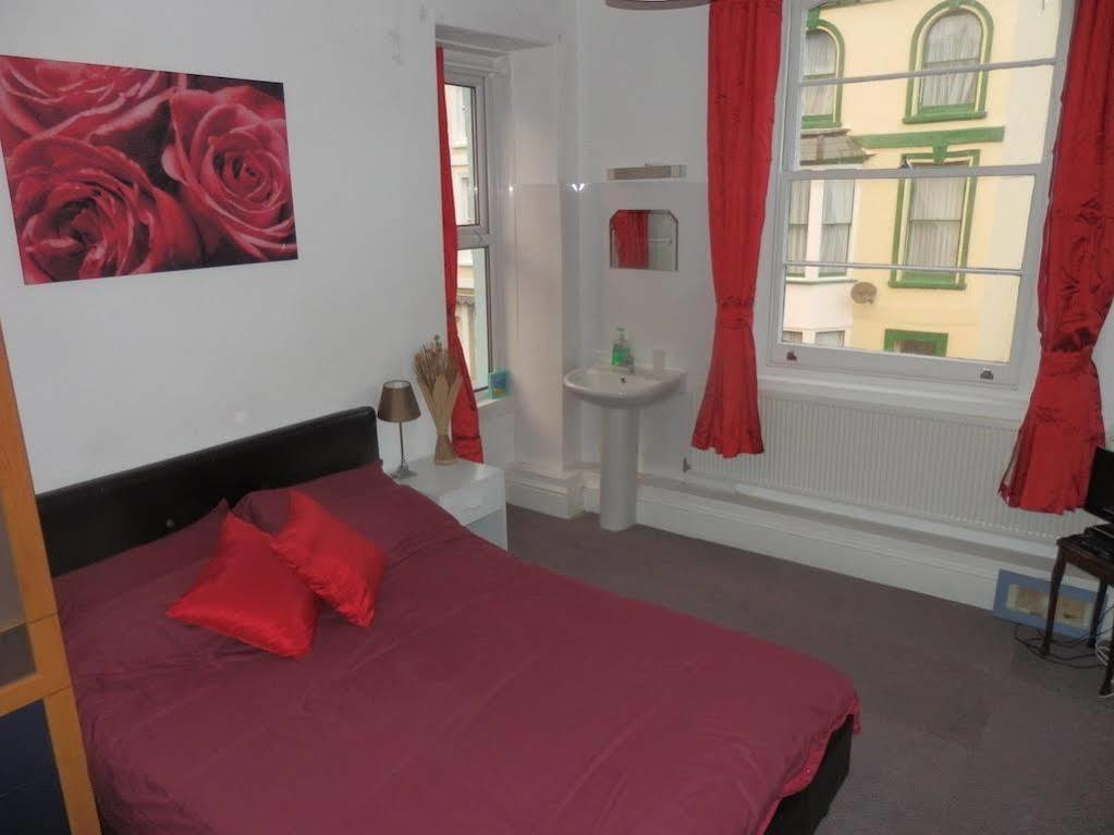 Ocean Backpackers Self-Catering Hostel 일프러컴 외부 사진